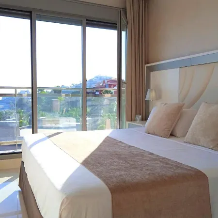 Bay View Luxury Apartment, Amazing Sea View & Pool Apartment *