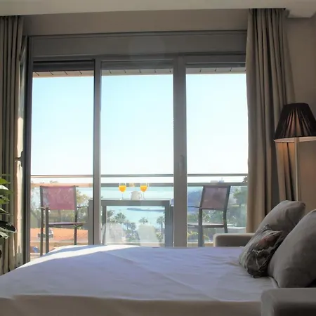 Bay View Luxury Apartment, Amazing Sea View & Pool Apartment