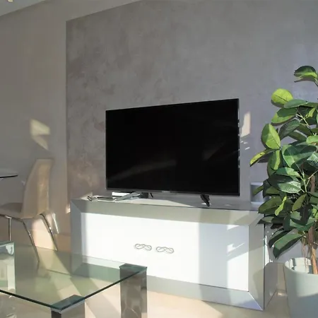 Bay View Luxury Apartment, Amazing Sea View & Pool Apartment