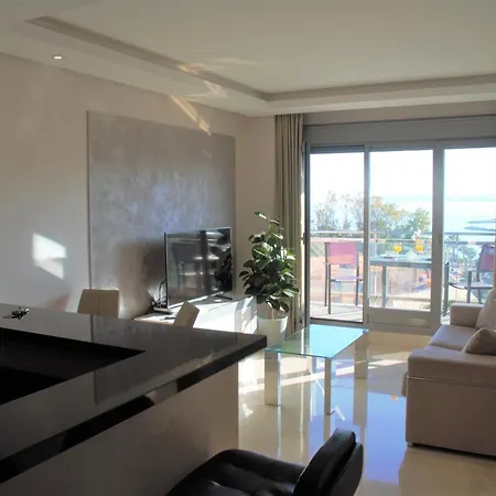 Апартаменты Bay View Luxury Apartment, Amazing Sea View & Pool *